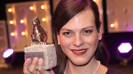 Schauspielerin Daniela Vega mit dem Teddy für "Una mujer fantástica".
