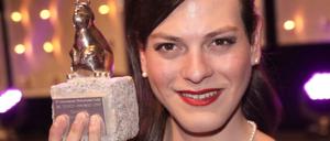 Schauspielerin Daniela Vega mit dem Teddy für "Una mujer fantástica".
