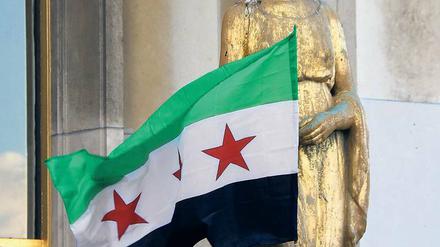 Es war die Nationalflagge bis 1963: Mit dieser Fahne demonstrieren syrische Oppositionelle in aller Welt gegen das Assad-Regime. 