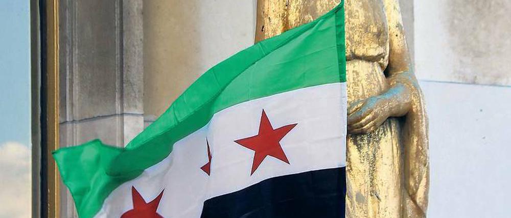 Es war die Nationalflagge bis 1963: Mit dieser Fahne demonstrieren syrische Oppositionelle in aller Welt gegen das Assad-Regime. 
