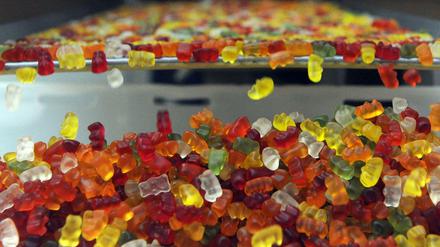 Gummibärchen auf dem Förderband in der Haribo-Fabrik in Bonn