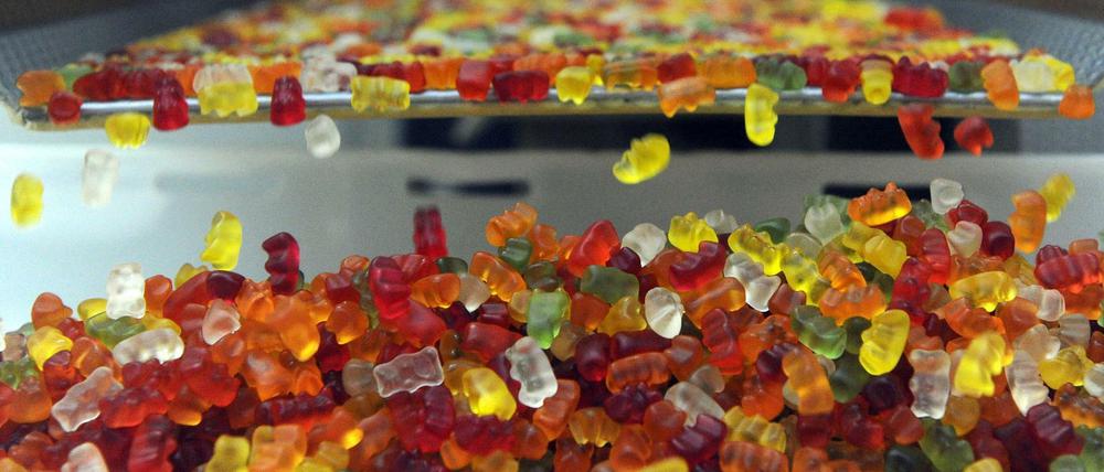 Gummibärchen auf dem Förderband in der Haribo-Fabrik in Bonn