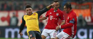 Bis das Gras fliegt. Alex Oxlade-Chamberlain (links) und Bayerns Lahm. 