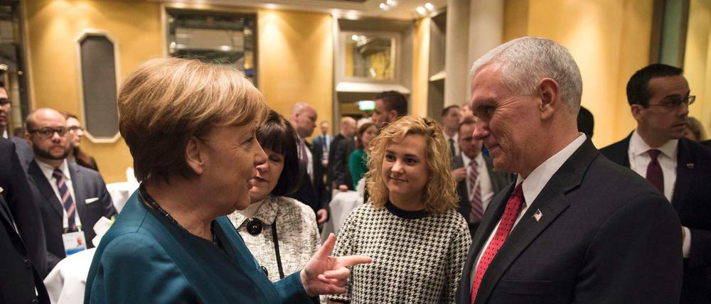 Angela Merkel sucht das Gespräch mit US-Vizepräsident Mike Pence.