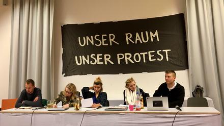 Die Studierenden der Initiative "Holm bleibt" verkünden am Donnerstag das Ende der Besetzung der HU. In einem Raum halten sich aber weiterhin Studenten auf.