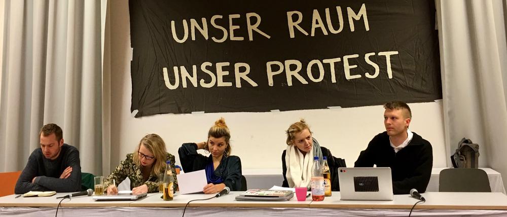 Die Studierenden der Initiative "Holm bleibt" verkünden am Donnerstag das Ende der Besetzung der HU. In einem Raum halten sich aber weiterhin Studenten auf.