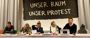 Die Studierenden der Initiative "Holm bleibt" verkünden am Donnerstag das Ende der Besetzung der HU. In einem Raum halten sich aber weiterhin Studenten auf.