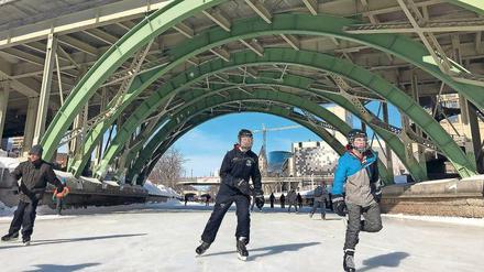 Sobald das Eis auf dem Rideau-Kanal dicker als 30 Zentimeter ist, wird es für Schlittschuhläufer freigegeben.