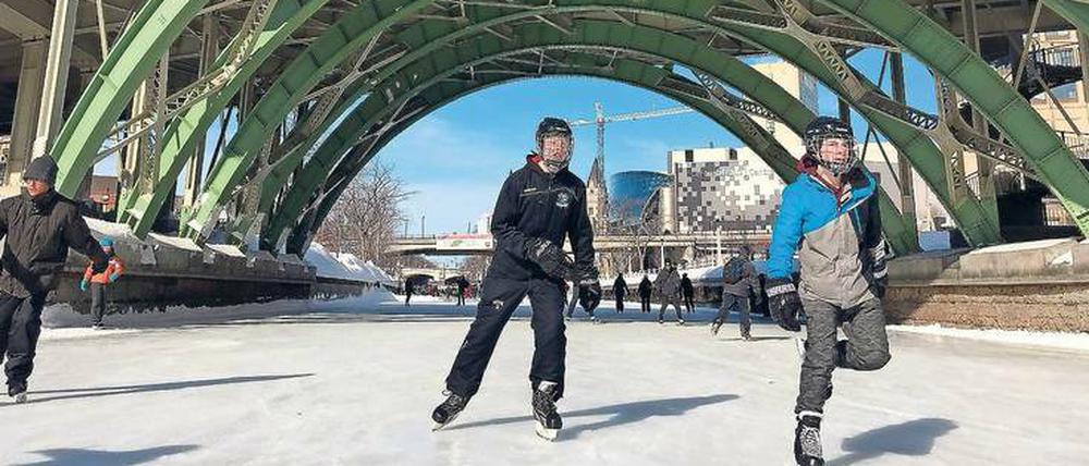 Sobald das Eis auf dem Rideau-Kanal dicker als 30 Zentimeter ist, wird es für Schlittschuhläufer freigegeben. 