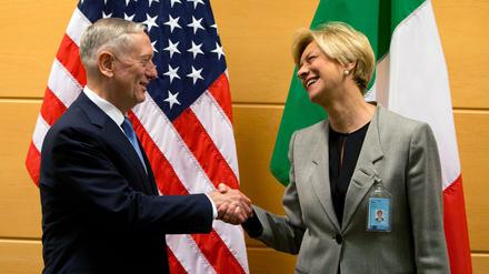 Der neue US-Verteidigungsminister Jim Mattis (l) mit seiner italienischen Amtskollegin Roberta Pinotti. 