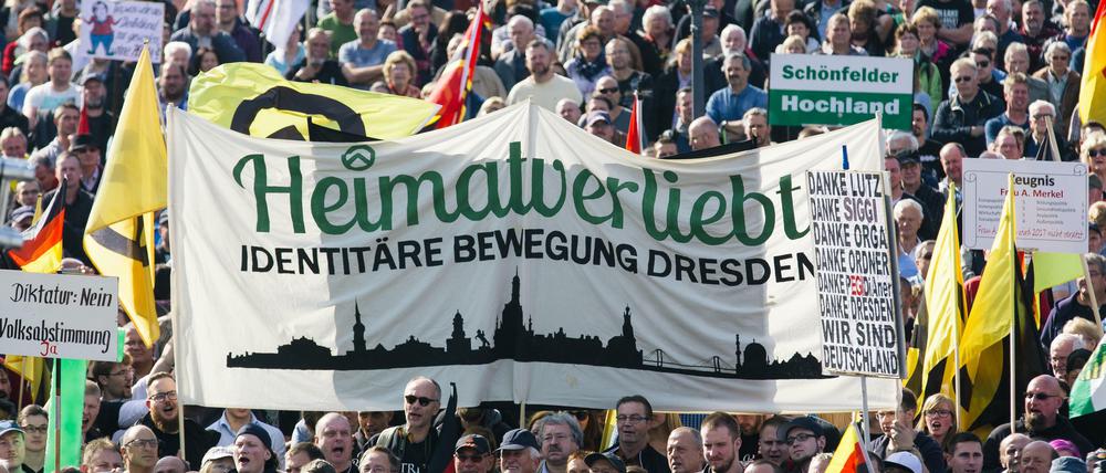 Mehrere tausend Pegida-Anhänger bei einer Kundgebung am 16. Oktober 2016. Die Bewegung feierte ihr zweijähriges Bestehen.