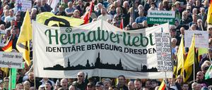Mehrere tausend Pegida-Anhänger bei einer Kundgebung am 16. Oktober 2016. Die Bewegung feierte ihr zweijähriges Bestehen.