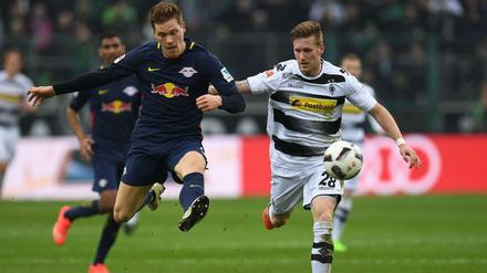 Hand und Fuß. Leipzigs Marcel Halstenberg im Duell mit Andre Hahn. 