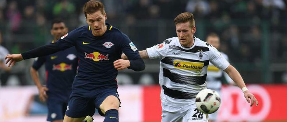 Hand und Fuß. Leipzigs Marcel Halstenberg im Duell mit Andre Hahn. 