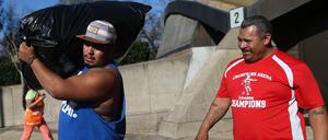 Menschen in Kalifornien verlassen die Notunterkunft und dürfen zurück in ihre Häuser. 