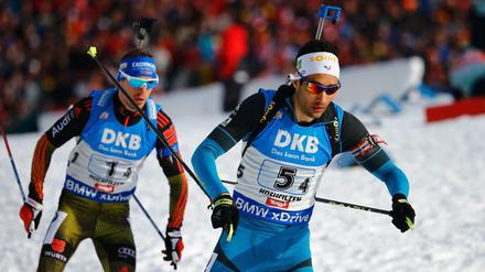Simon Schempp verfolgt Martin Fourcade. Am Ende reichte es für die deutsche Staffel nur für Platz vier.