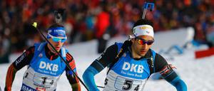 Simon Schempp verfolgt Martin Fourcade. Am Ende reichte es für die deutsche Staffel nur für Platz vier.