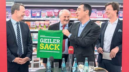 Herrenwitz. Grünen-Bundesvorsitzender Cem Özdemir (zweiter von rechts) hat seinen eigenen Beutel zum Pennybesuch mitgebracht. Zur Freude von Nabu-Präsident Olaf Tschimpke (zweiter von links), Penny-Marketingchef Stefan Magel (links) und Rewe-Kommunikationschef Martin Brüning.