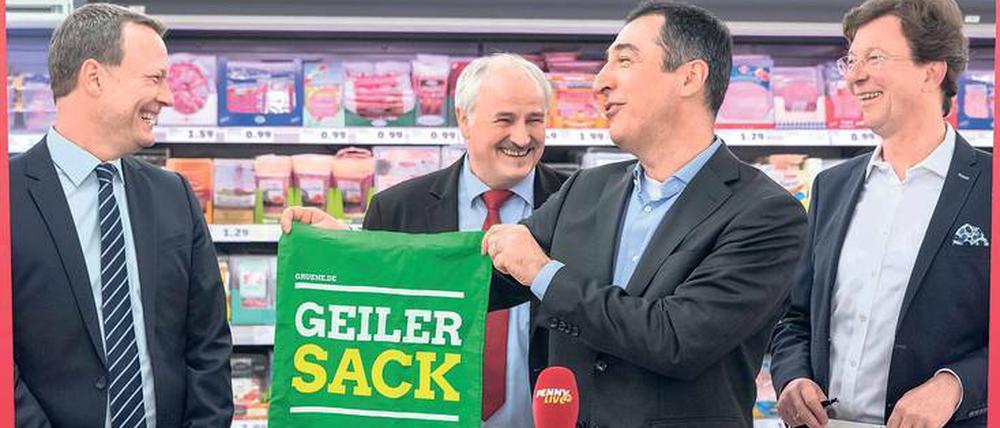 Herrenwitz. Grünen-Bundesvorsitzender Cem Özdemir (zweiter von rechts) hat seinen eigenen Beutel zum Pennybesuch mitgebracht. Zur Freude von Nabu-Präsident Olaf Tschimpke (zweiter von links), Penny-Marketingchef Stefan Magel (links) und Rewe-Kommunikationschef Martin Brüning.