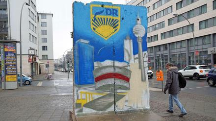 Passanten staunen: An der Lietzenburger / Ecke Knesebeckstraße stehen zwei bunt besprühte Teile der Berliner Mauer. 