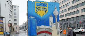 Passanten staunen: An der Lietzenburger / Ecke Knesebeckstraße stehen zwei bunt besprühte Teile der Berliner Mauer. 