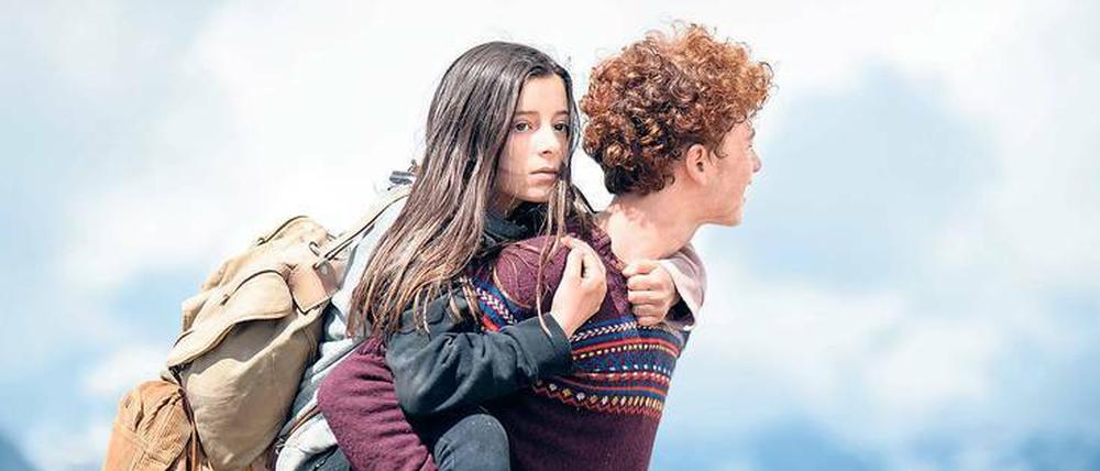Nicht ohne dich. Amelie (Mia Kasalo) will sich von keinem helfen lassen, doch Bart (Samuel Girardini) lässt einfach nicht locker.