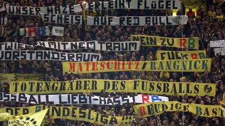 Dortmunder Spruchbänder zwischen Hass und Beleidigung.