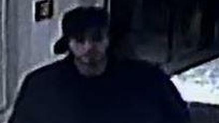 Die Polizei sucht diesen Mann nach einem Raub.