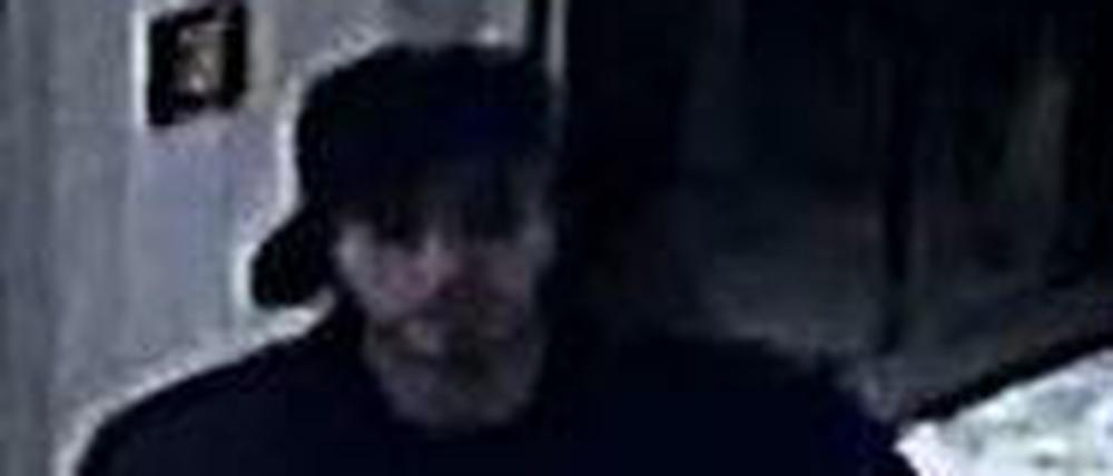 Die Polizei sucht diesen Mann nach einem Raub.