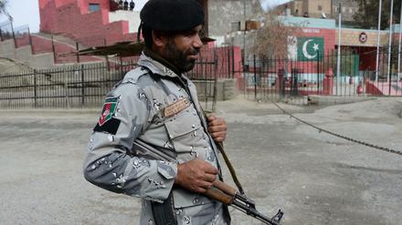 Ein afghanischer Polizist an der Grenze zu Pakistan. 