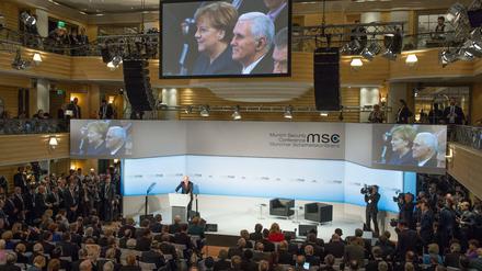 Zwei in einem Bild. Bundekanzlerin Merkel und US-Vizepräsident Mike Pence hören von der ersten Reihe aus Wolfgang Ischinger zu. 
