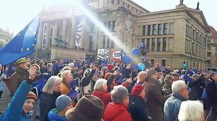 Die Farbe Blau. Etwa 500 Menschen kamen zur Kundgebung am Gendarmenplatz.