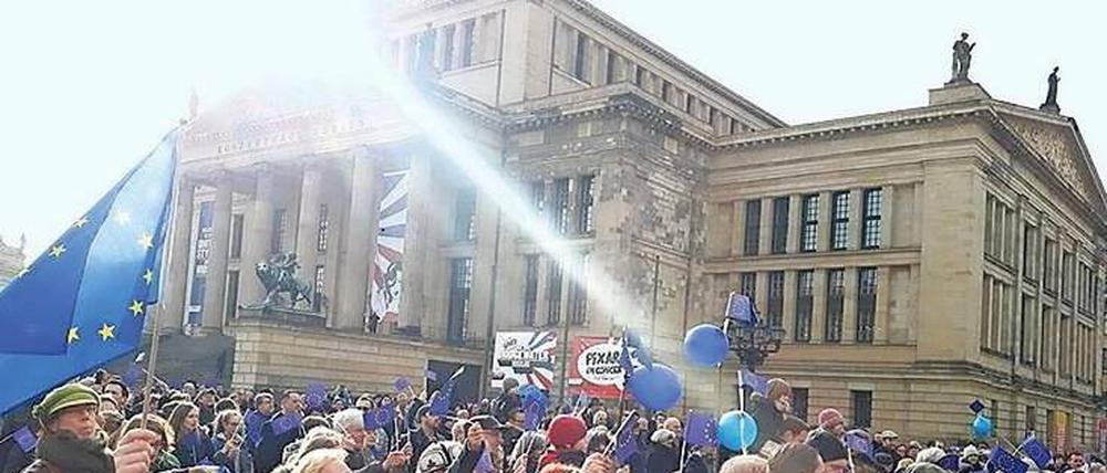 Die Farbe Blau. Etwa 500 Menschen kamen zur Kundgebung am Gendarmenplatz.