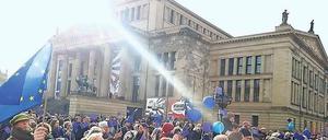 Die Farbe Blau. Etwa 500 Menschen kamen zur Kundgebung am Gendarmenplatz.