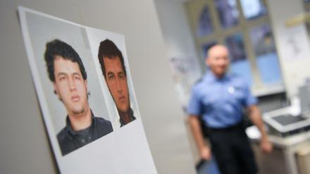 Fahndungsfotos von Anis Amri in einer Polizeiwache. 