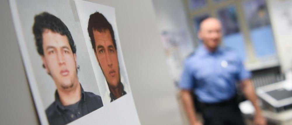 Fahndungsfotos von Anis Amri in einer Polizeiwache.