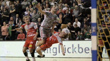 Auch wenn's nicht so aussieht. Auch den Ball versenkt Paul Drux im Tor.