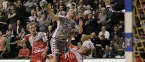 Auch wenn's nicht so aussieht. Auch den Ball versenkt Paul Drux im Tor.