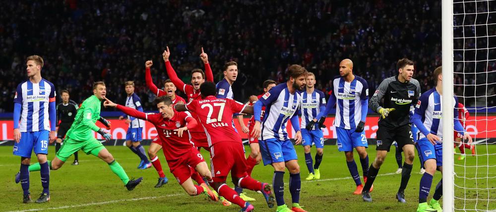 Jubel bei den Bayern, Frust bei Hertha. Trotz des späten Ausgleichs können die Berliner ein positives Fazit ziehen.