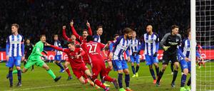 Jubel bei den Bayern, Frust bei Hertha. Trotz des späten Ausgleichs können die Berliner ein positives Fazit ziehen. 