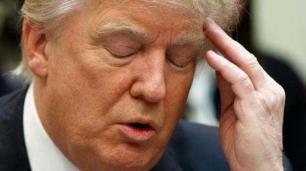 Vielleicht wollte er nur die Wahl gewinnen, will aber gar nicht Präsident sein...