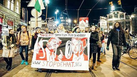 Stoppt den Hass. Zum Amtsantritt des US-amerikanischen Präsidenten Donald Trump am 20. Januar warnten mit einem Protestmarsch in Amsterdam Tausende vor einer Wahl der Partei des Rechtspopulisten Geert Wilders bei der bevorstehenden Parlamentswahl in den Niederlanden Mitte März.