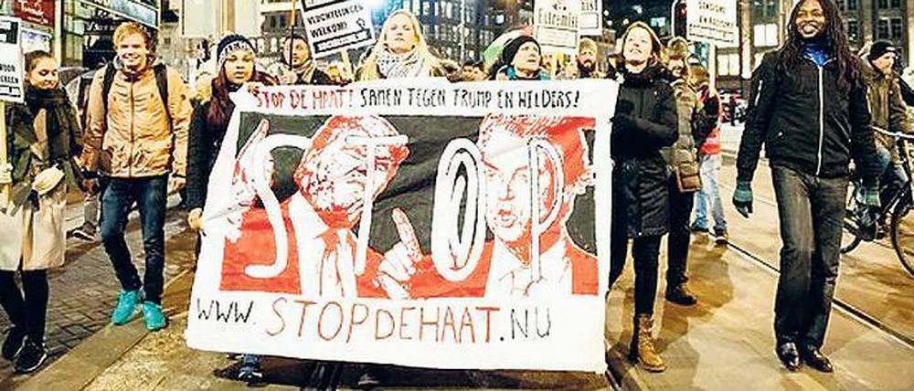 Stoppt den Hass. Zum Amtsantritt des US-amerikanischen Präsidenten Donald Trump am 20. Januar warnten mit einem Protestmarsch in Amsterdam Tausende vor einer Wahl der Partei des Rechtspopulisten Geert Wilders bei der bevorstehenden Parlamentswahl in den Niederlanden Mitte März.