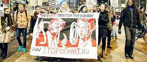Stoppt den Hass. Zum Amtsantritt des US-amerikanischen Präsidenten Donald Trump am 20. Januar warnten mit einem Protestmarsch in Amsterdam Tausende vor einer Wahl der Partei des Rechtspopulisten Geert Wilders bei der bevorstehenden Parlamentswahl in den Niederlanden Mitte März.