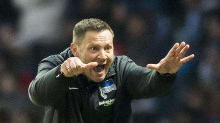 Auch Hertha-Trainer Pal Dardai regte sich an der Seitenlinie über die lange Nachspielzeit auf. 