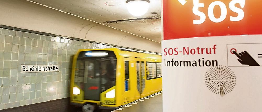 Tatort U-Bahnhof Schönleinstraße ein. Am Morgen des 25.12.2016 sollen dort jugendliche Flüchtlinge einen Obdachlosen angezündet haben. Sie stellten sich der Polizei.