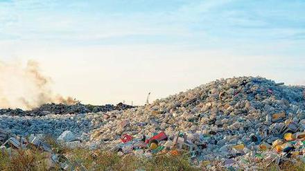Weitreichendes Problem. Plastik wird durch natürliche Einflüsse sehr langsam abgebaut; es ist chemischen Prozessen gegenüber nahezu resistent. Seine weitverbreitete Nutzung ist damit ein großes Problem für die Menschheit.