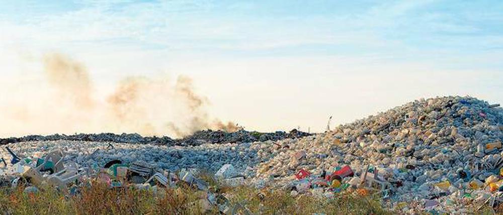 Weitreichendes Problem. Plastik wird durch natürliche Einflüsse sehr langsam abgebaut; es ist chemischen Prozessen gegenüber nahezu resistent. Seine weitverbreitete Nutzung ist damit ein großes Problem für die Menschheit.