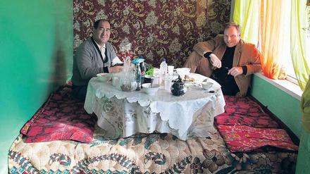 Im Gespräch über den Frieden: Jan Koehler (rechts) spricht mit Kanybek Abduvasitovich Isakov, dem Rektor der Staatlichen Universität Osch in Süd-Kirgistan, über ethnische Spannungen in der Region.