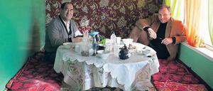 Im Gespräch über den Frieden: Jan Koehler (rechts) spricht mit Kanybek Abduvasitovich Isakov, dem Rektor der Staatlichen Universität Osch in Süd-Kirgistan, über ethnische Spannungen in der Region.